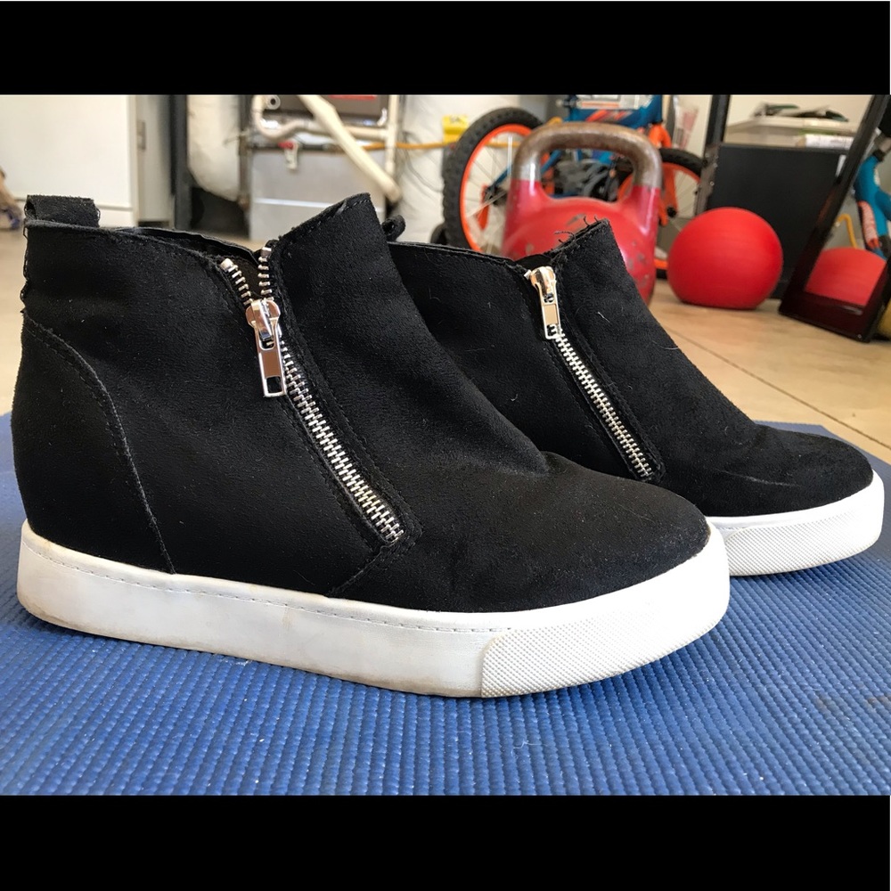 SODA, SZ 8, black zip up sneakers